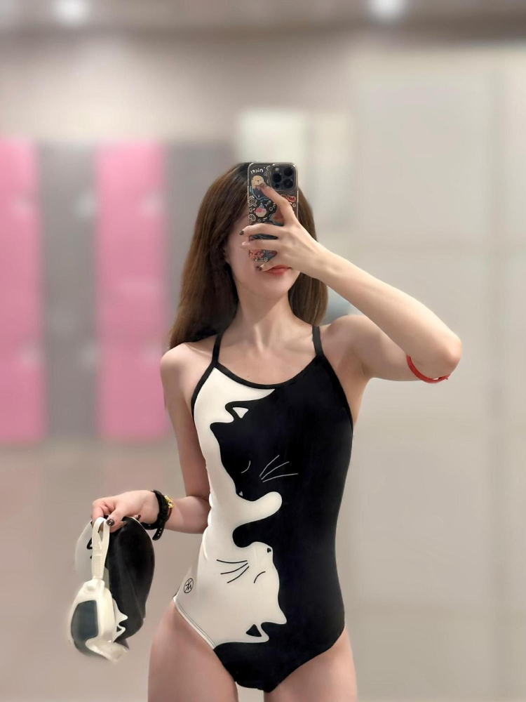 Schwarz-weißer Badeanzug mit K – Swimsuit One Piece Bewertung und Preis